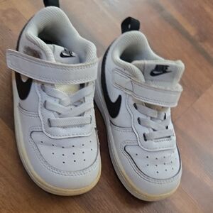 Nike Kids White and Black Velcro Sneakers Size 7 Great Condition